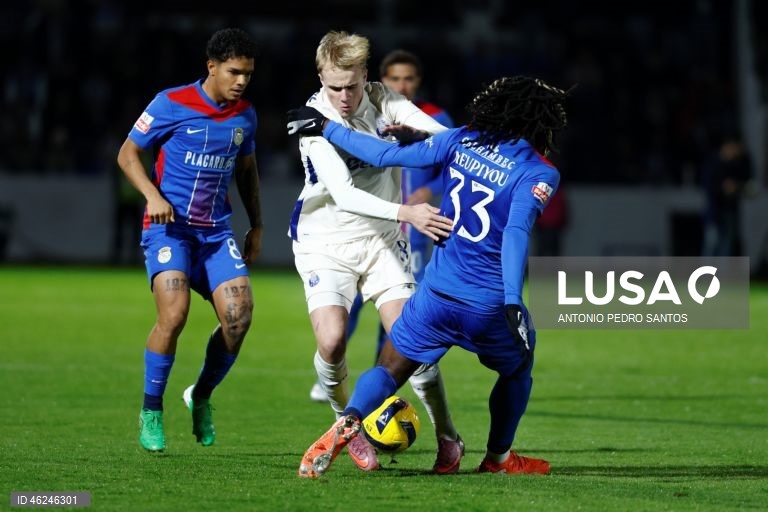 O FC Porto, com dois golos de Borja Sainz, venceu hoje folgadamente em Alverca 3-0, em jogo da 15.ª jornada da I Liga de futebol, prova que lidera provisoriamente, com oito pontos de avanço para o segundo.