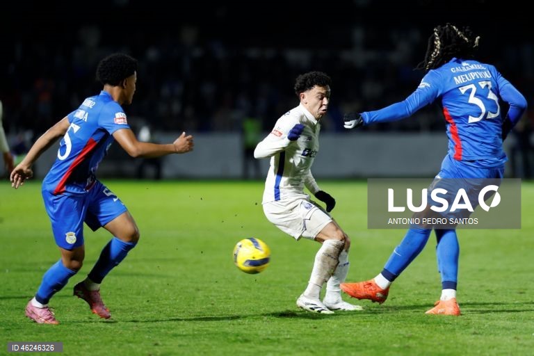 O FC Porto, com dois golos de Borja Sainz, venceu hoje folgadamente em Alverca 3-0, em jogo da 15.ª jornada da I Liga de futebol, prova que lidera provisoriamente, com oito pontos de avanço para o segundo.
