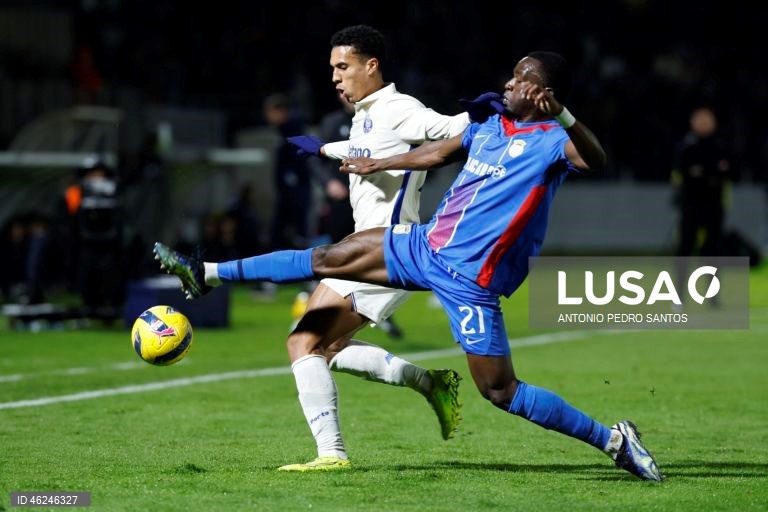 O FC Porto, com dois golos de Borja Sainz, venceu hoje folgadamente em Alverca 3-0, em jogo da 15.ª jornada da I Liga de futebol, prova que lidera provisoriamente, com oito pontos de avanço para o segundo.