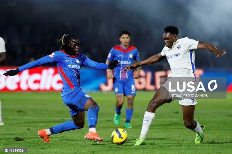 O FC Porto, com dois golos de Borja Sainz, venceu hoje folgadamente em Alverca 3-0, em jogo da 15.ª jornada da I Liga de futebol, prova que lidera provisoriamente, com oito pontos de avanço para o segundo.