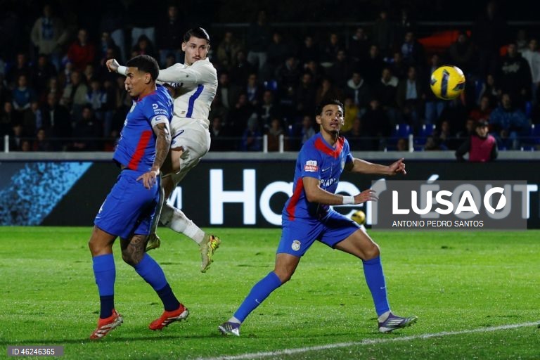 O FC Porto, com dois golos de Borja Sainz, venceu hoje folgadamente em Alverca 3-0, em jogo da 15.ª jornada da I Liga de futebol, prova que lidera provisoriamente, com oito pontos de avanço para o segundo.