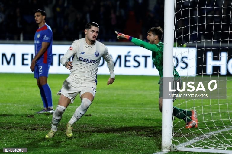 O FC Porto, com dois golos de Borja Sainz, venceu hoje folgadamente em Alverca 3-0, em jogo da 15.ª jornada da I Liga de futebol, prova que lidera provisoriamente, com oito pontos de avanço para o segundo.