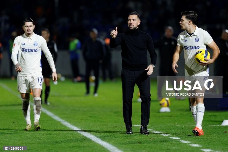 O FC Porto, com dois golos de Borja Sainz, venceu hoje folgadamente em Alverca 3-0, em jogo da 15.ª jornada da I Liga de futebol, prova que lidera provisoriamente, com oito pontos de avanço para o segundo.