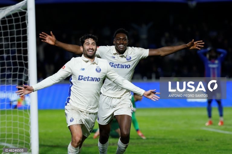 O FC Porto, com dois golos de Borja Sainz, venceu hoje folgadamente em Alverca 3-0, em jogo da 15.ª jornada da I Liga de futebol, prova que lidera provisoriamente, com oito pontos de avanço para o segundo.