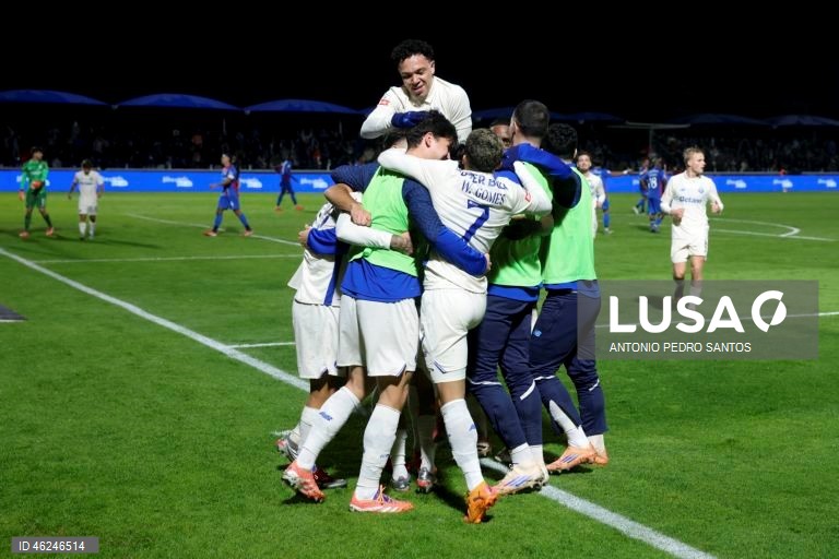 O FC Porto, com dois golos de Borja Sainz, venceu hoje folgadamente em Alverca 3-0, em jogo da 15.ª jornada da I Liga de futebol, prova que lidera provisoriamente, com oito pontos de avanço para o segundo.