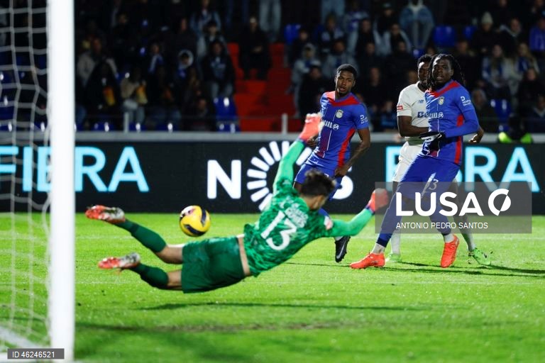 O FC Porto, com dois golos de Borja Sainz, venceu hoje folgadamente em Alverca 3-0, em jogo da 15.ª jornada da I Liga de futebol, prova que lidera provisoriamente, com oito pontos de avanço para o segundo.