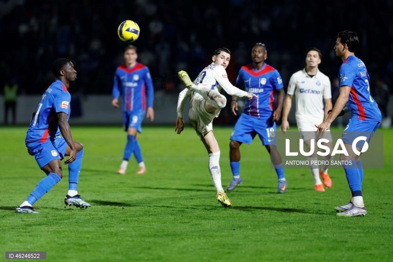 O FC Porto, com dois golos de Borja Sainz, venceu hoje folgadamente em Alverca 3-0, em jogo da 15.ª jornada da I Liga de futebol, prova que lidera provisoriamente, com oito pontos de avanço para o segundo.