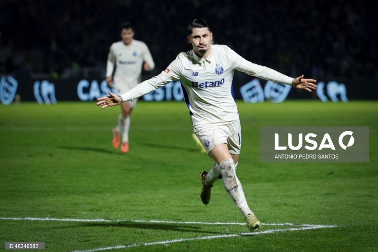 O FC Porto, com dois golos de Borja Sainz, venceu hoje folgadamente em Alverca 3-0, em jogo da 15.ª jornada da I Liga de futebol, prova que lidera provisoriamente, com oito pontos de avanço para o segundo.