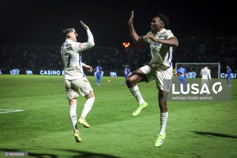 O FC Porto, com dois golos de Borja Sainz, venceu hoje folgadamente em Alverca 3-0, em jogo da 15.ª jornada da I Liga de futebol, prova que lidera provisoriamente, com oito pontos de avanço para o segundo.