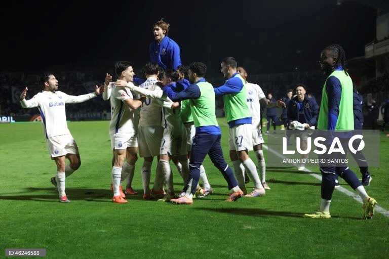 O FC Porto, com dois golos de Borja Sainz, venceu hoje folgadamente em Alverca 3-0, em jogo da 15.ª jornada da I Liga de futebol, prova que lidera provisoriamente, com oito pontos de avanço para o segundo.