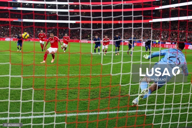 Um golo de Pavlidis, na conversão de uma grande penalidade, foi o suficiente para o Benfica vencer hoje na receção ao Famalicão por 1-0, em jogo da 15.ª jornada da I Liga de futebol.