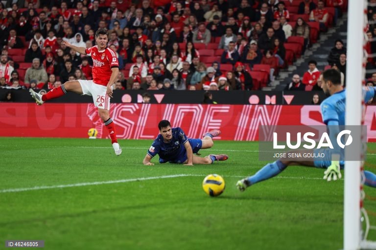 Um golo de Pavlidis, na conversão de uma grande penalidade, foi o suficiente para o Benfica vencer hoje na receção ao Famalicão por 1-0, em jogo da 15.ª jornada da I Liga de futebol.
