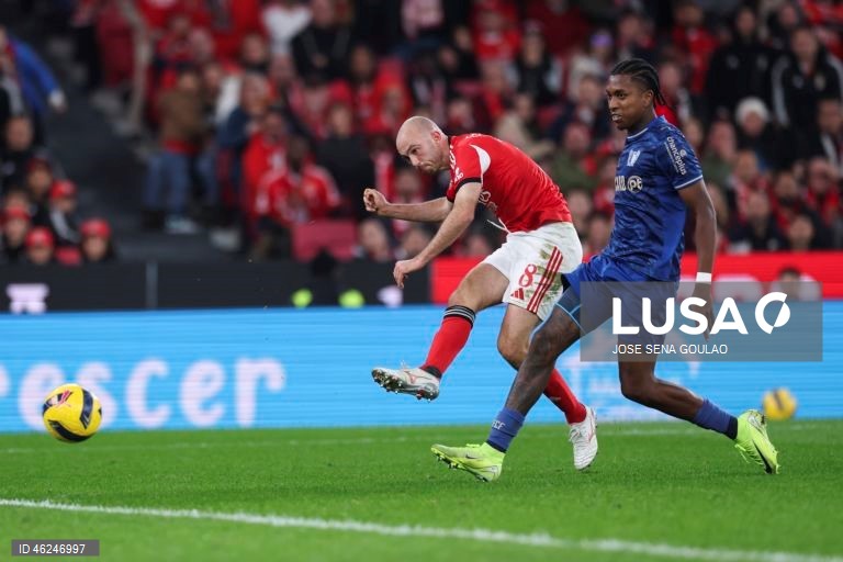 Um golo de Pavlidis, na conversão de uma grande penalidade, foi o suficiente para o Benfica vencer hoje na receção ao Famalicão por 1-0, em jogo da 15.ª jornada da I Liga de futebol.