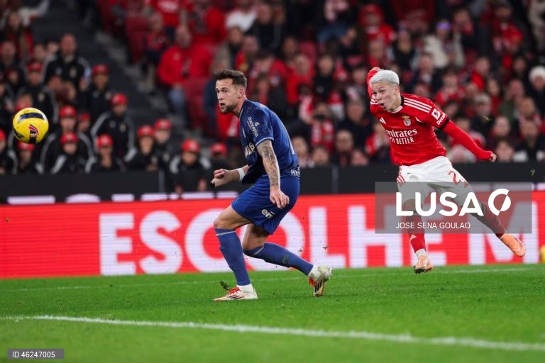 Um golo de Pavlidis, na conversão de uma grande penalidade, foi o suficiente para o Benfica vencer hoje na receção ao Famalicão por 1-0, em jogo da 15.ª jornada da I Liga de futebol.