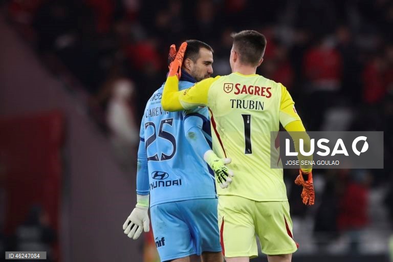 Um golo de Pavlidis, na conversão de uma grande penalidade, foi o suficiente para o Benfica vencer hoje na receção ao Famalicão por 1-0, em jogo da 15.ª jornada da I Liga de futebol.