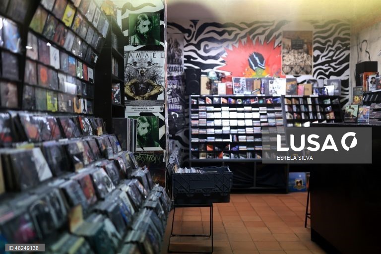A loja de discos Piranha está a assinalar 30 anos de existência com um programa que inclui uma exposição, festas de escuta de discos e encontros com artistas, no Porto.