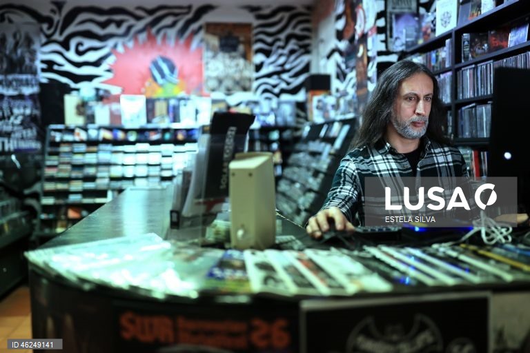 A loja de discos Piranha está a assinalar 30 anos de existência com um programa que inclui uma exposição, festas de escuta de discos e encontros com artistas, no Porto.