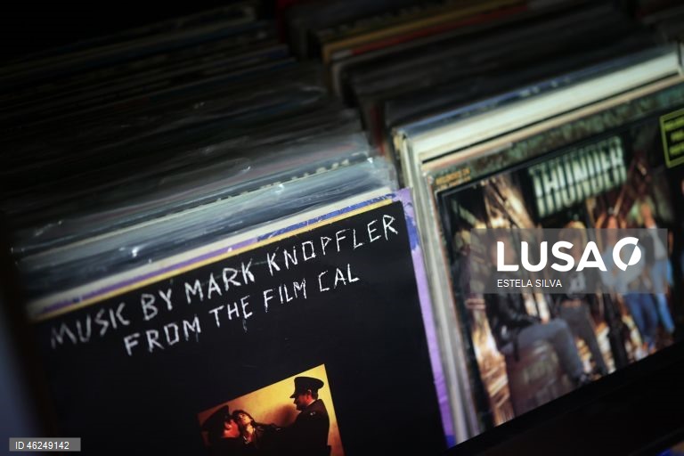 A loja de discos Piranha está a assinalar 30 anos de existência com um programa que inclui uma exposição, festas de escuta de discos e encontros com artistas, no Porto.