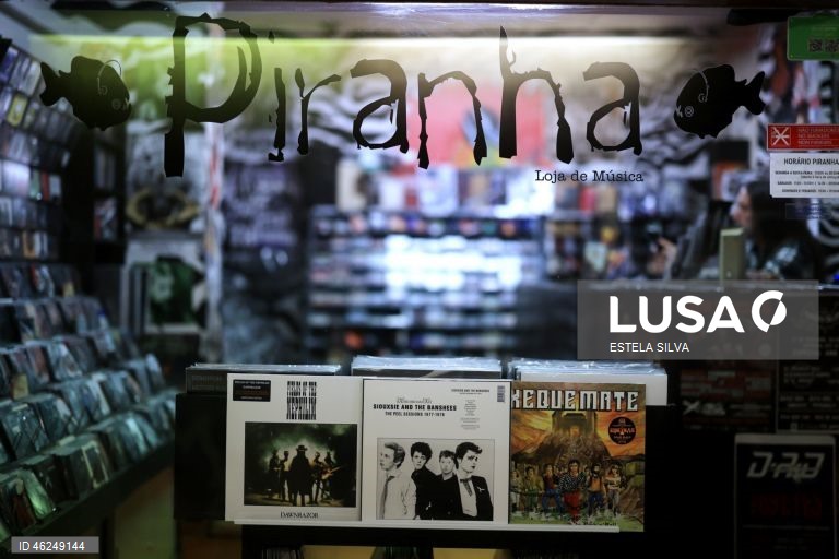 A loja de discos Piranha está a assinalar 30 anos de existência com um programa que inclui uma exposição, festas de escuta de discos e encontros com artistas, no Porto.