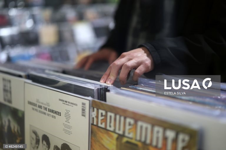 A loja de discos Piranha está a assinalar 30 anos de existência com um programa que inclui uma exposição, festas de escuta de discos e encontros com artistas, no Porto.