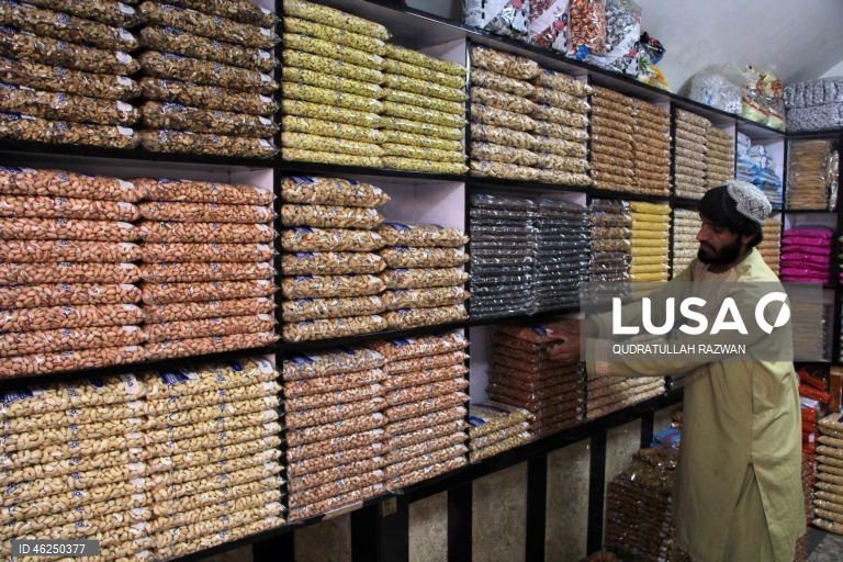 Com o início do inverno, a procura por nozes e frutos secos aumenta, impulsionada pelos hábitos de consumo sazonais. Esse aumento destaca o papel essencial das nozes e frutos secos na dieta durante os meses mais frios do Afeganistão.