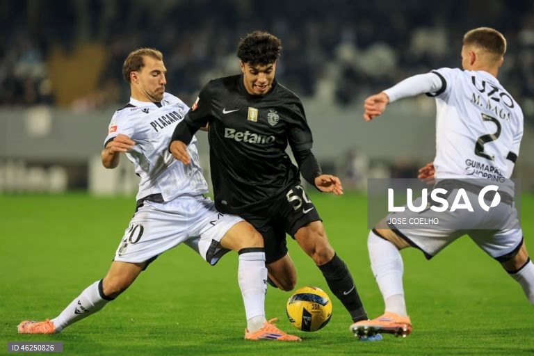 O Sporting venceu em casa do Vitória de Guimarães por 4-1, no jogo que encerrou a 15.ª jornada da I Liga de futebol, mantendo assim a desvantagem de cinco pontos para o comandante FC Porto.