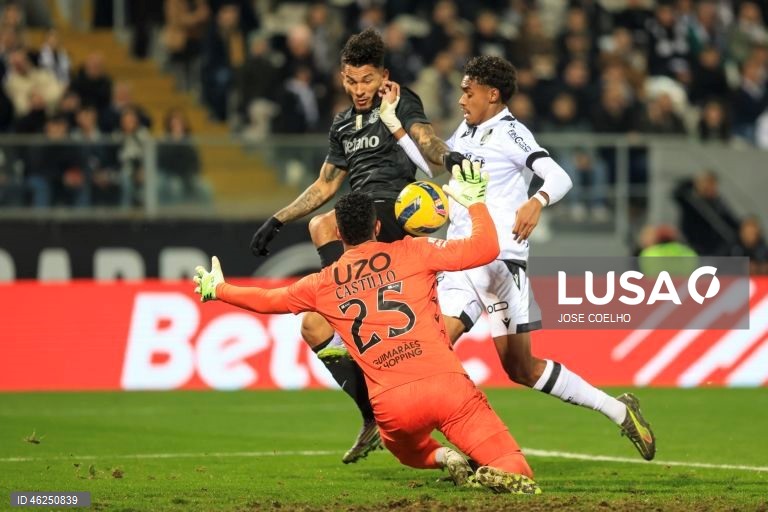 O Sporting venceu em casa do Vitória de Guimarães por 4-1, no jogo que encerrou a 15.ª jornada da I Liga de futebol, mantendo assim a desvantagem de cinco pontos para o comandante FC Porto.