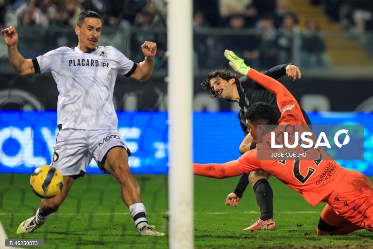 O Sporting venceu em casa do Vitória de Guimarães por 4-1, no jogo que encerrou a 15.ª jornada da I Liga de futebol, mantendo assim a desvantagem de cinco pontos para o comandante FC Porto.