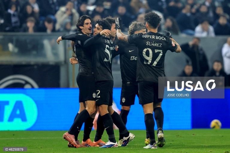 O Sporting venceu em casa do Vitória de Guimarães por 4-1, no jogo que encerrou a 15.ª jornada da I Liga de futebol, mantendo assim a desvantagem de cinco pontos para o comandante FC Porto.