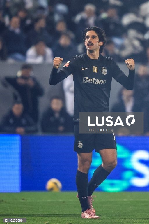 O Sporting venceu em casa do Vitória de Guimarães por 4-1, no jogo que encerrou a 15.ª jornada da I Liga de futebol, mantendo assim a desvantagem de cinco pontos para o comandante FC Porto.