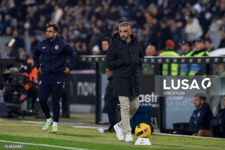 O Sporting venceu em casa do Vitória de Guimarães por 4-1, no jogo que encerrou a 15.ª jornada da I Liga de futebol, mantendo assim a desvantagem de cinco pontos para o comandante FC Porto.