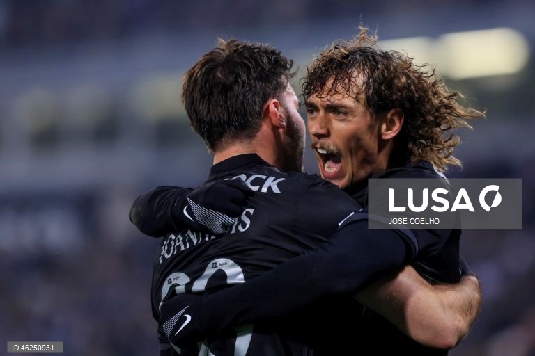 O Sporting venceu em casa do Vitória de Guimarães por 4-1, no jogo que encerrou a 15.ª jornada da I Liga de futebol, mantendo assim a desvantagem de cinco pontos para o comandante FC Porto.