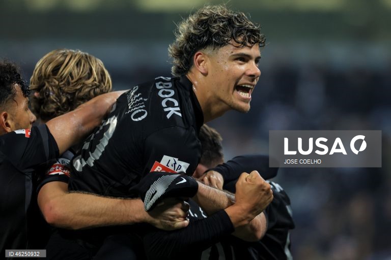 O Sporting venceu em casa do Vitória de Guimarães por 4-1, no jogo que encerrou a 15.ª jornada da I Liga de futebol, mantendo assim a desvantagem de cinco pontos para o comandante FC Porto.