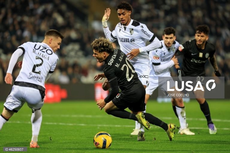 O Sporting venceu em casa do Vitória de Guimarães por 4-1, no jogo que encerrou a 15.ª jornada da I Liga de futebol, mantendo assim a desvantagem de cinco pontos para o comandante FC Porto.