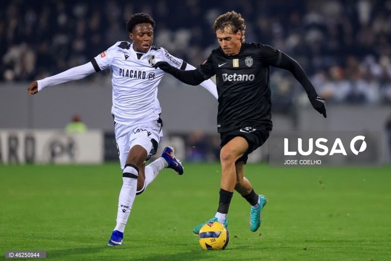 O Sporting venceu em casa do Vitória de Guimarães por 4-1, no jogo que encerrou a 15.ª jornada da I Liga de futebol, mantendo assim a desvantagem de cinco pontos para o comandante FC Porto.