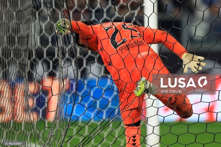 O Sporting venceu em casa do Vitória de Guimarães por 4-1, no jogo que encerrou a 15.ª jornada da I Liga de futebol, mantendo assim a desvantagem de cinco pontos para o comandante FC Porto.