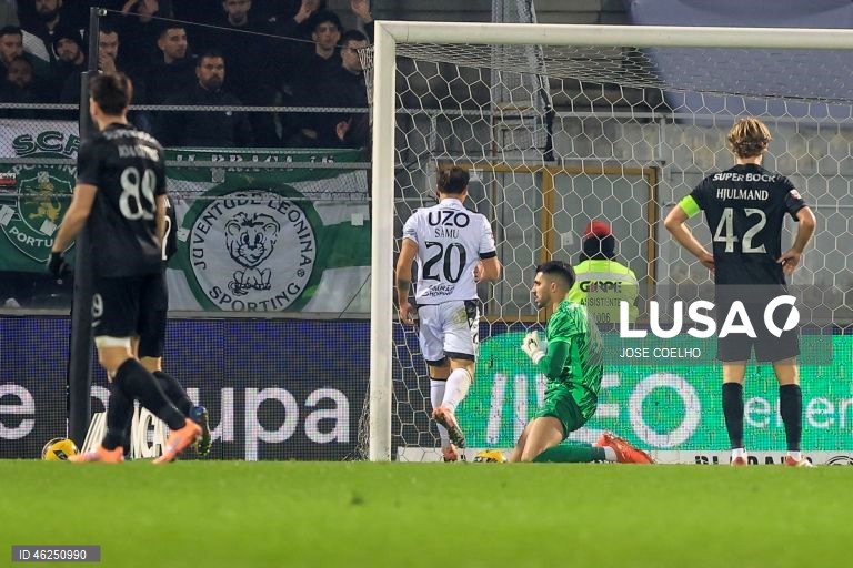 O Sporting venceu em casa do Vitória de Guimarães por 4-1, no jogo que encerrou a 15.ª jornada da I Liga de futebol, mantendo assim a desvantagem de cinco pontos para o comandante FC Porto.