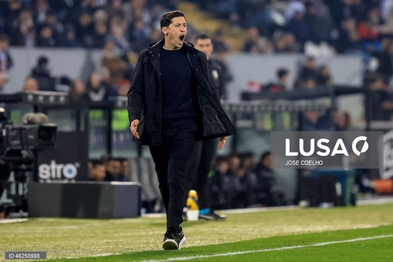 O Sporting venceu em casa do Vitória de Guimarães por 4-1, no jogo que encerrou a 15.ª jornada da I Liga de futebol, mantendo assim a desvantagem de cinco pontos para o comandante FC Porto.