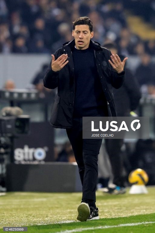 O Sporting venceu em casa do Vitória de Guimarães por 4-1, no jogo que encerrou a 15.ª jornada da I Liga de futebol, mantendo assim a desvantagem de cinco pontos para o comandante FC Porto.