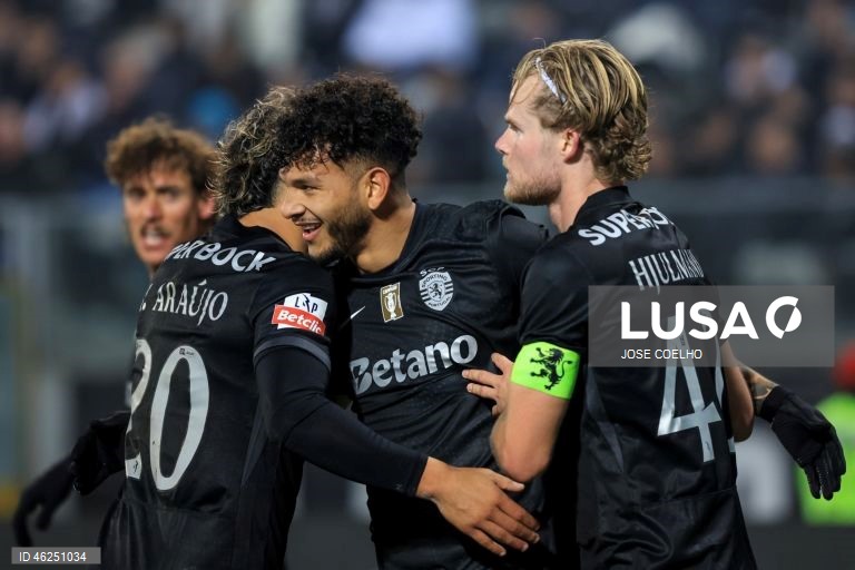 O Sporting venceu em casa do Vitória de Guimarães por 4-1, no jogo que encerrou a 15.ª jornada da I Liga de futebol, mantendo assim a desvantagem de cinco pontos para o comandante FC Porto.