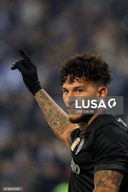 O Sporting venceu em casa do Vitória de Guimarães por 4-1, no jogo que encerrou a 15.ª jornada da I Liga de futebol, mantendo assim a desvantagem de cinco pontos para o comandante FC Porto.