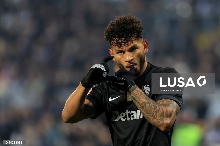 O Sporting venceu em casa do Vitória de Guimarães por 4-1, no jogo que encerrou a 15.ª jornada da I Liga de futebol, mantendo assim a desvantagem de cinco pontos para o comandante FC Porto.