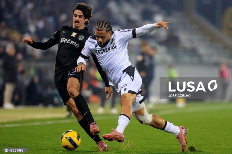 O Sporting venceu em casa do Vitória de Guimarães por 4-1, no jogo que encerrou a 15.ª jornada da I Liga de futebol, mantendo assim a desvantagem de cinco pontos para o comandante FC Porto.