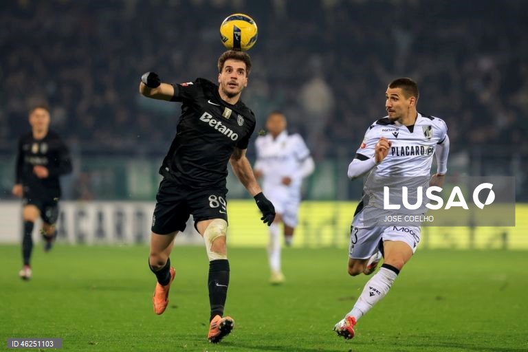 O Sporting venceu em casa do Vitória de Guimarães por 4-1, no jogo que encerrou a 15.ª jornada da I Liga de futebol, mantendo assim a desvantagem de cinco pontos para o comandante FC Porto.