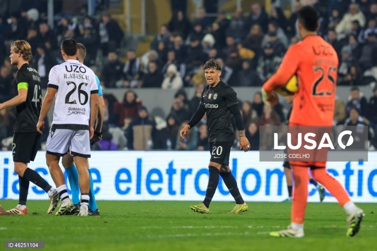 O Sporting venceu em casa do Vitória de Guimarães por 4-1, no jogo que encerrou a 15.ª jornada da I Liga de futebol, mantendo assim a desvantagem de cinco pontos para o comandante FC Porto.