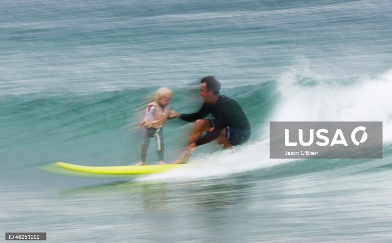 As pessoas aproveitam o ar livre na véspera de Natal em Coolangatta, na Gold Coast, Queensland, Austrália.