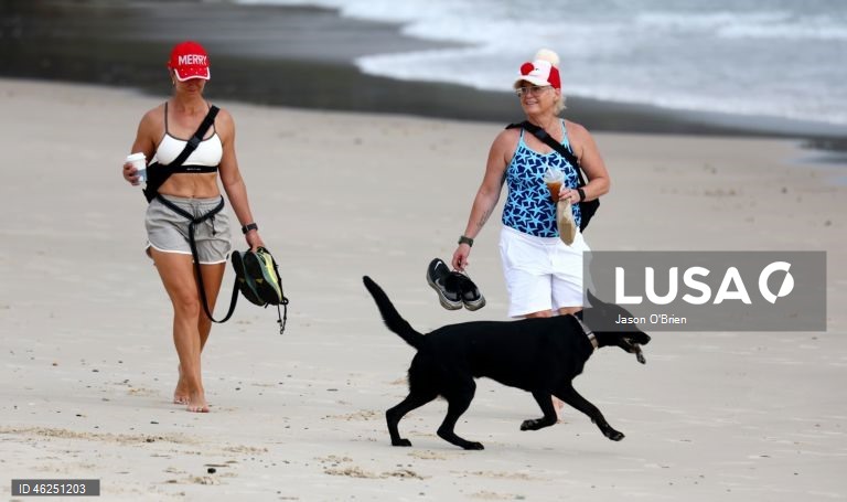 As pessoas aproveitam o ar livre na véspera de Natal em Coolangatta, na Gold Coast, Queensland, Austrália.
