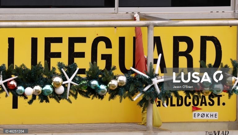 As pessoas aproveitam o ar livre na véspera de Natal em Coolangatta, na Gold Coast, Queensland, Austrália.