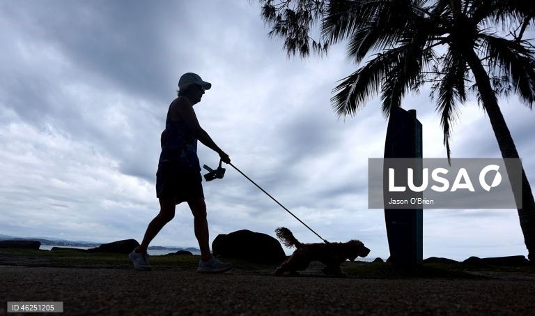 As pessoas aproveitam o ar livre na véspera de Natal em Coolangatta, na Gold Coast, Queensland, Austrália.