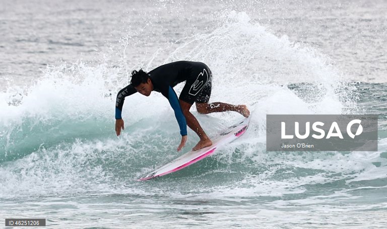 As pessoas aproveitam o ar livre na véspera de Natal em Coolangatta, na Gold Coast, Queensland, Austrália.
